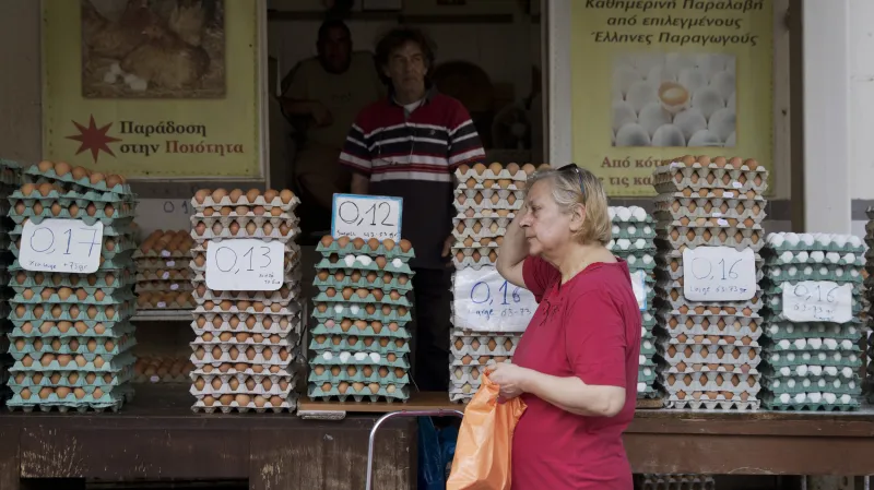 Na výsledky jednání čekají i řečtí důchodci