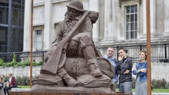 Padlé u Passchendaele připomíná socha vojáka z bláta
