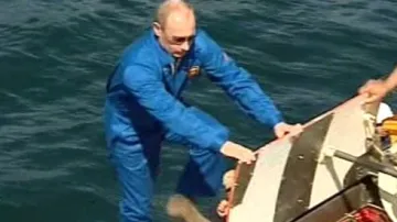 Vladimir Putin sestupuje do ponorky