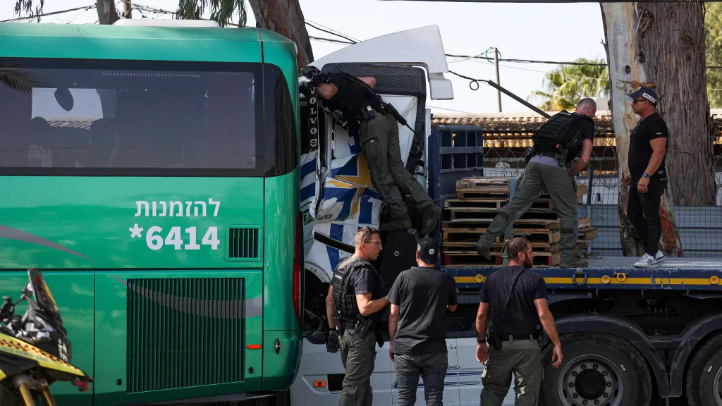 Izraelští policisté vyšetřují náraz kamionu do autobusové zastávky (27. října 2024)