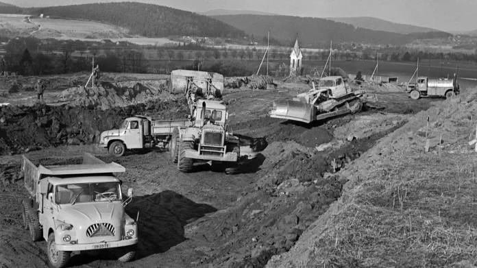 Stavba dálnice u Poříčí nad Sázavou v roce 1969