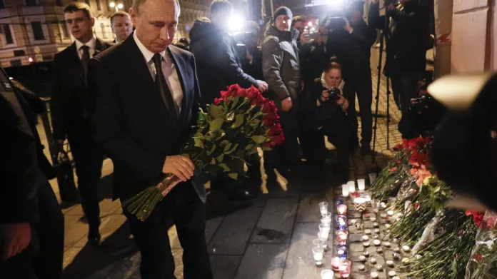 Ruský prezident Vladimir Putin pokládá květiny u místa útoku