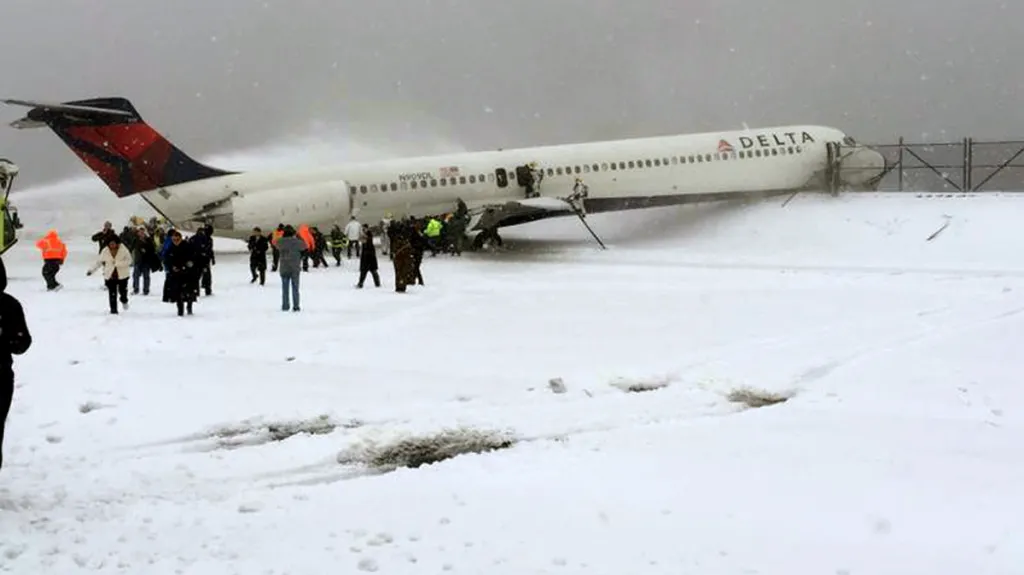 Letadlo Delta Airlines dostalo na letišti LaGuardia smyk