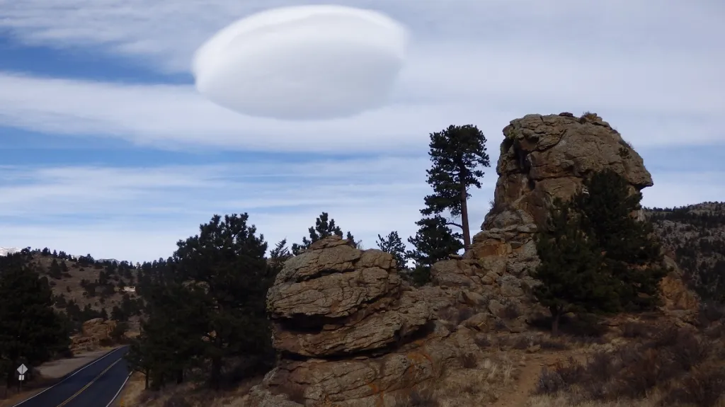 Lenticularis - tvar oblaku často popisovaný jako UFO
