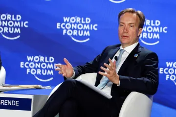 Šéf Světového ekonomického fóra rezignuje, měl vazby na Epsteina