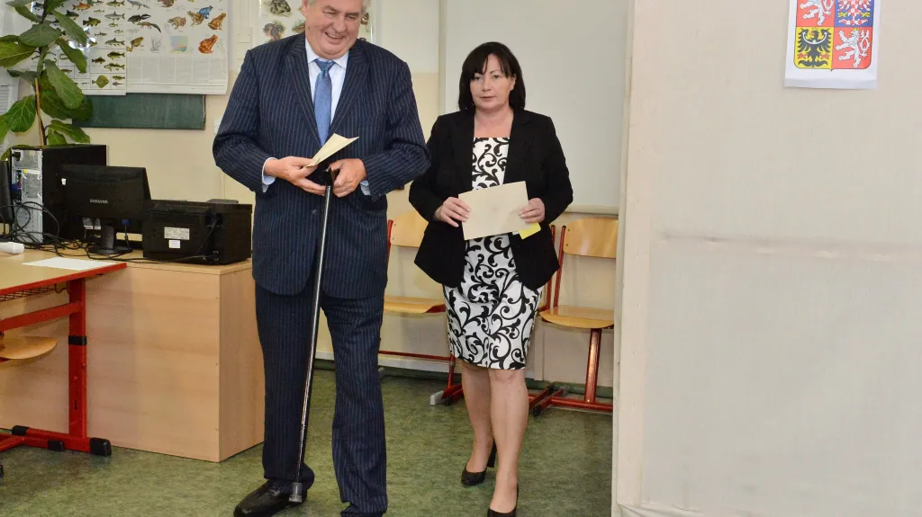 Miloš Zeman volil s manželkou v Praze 5