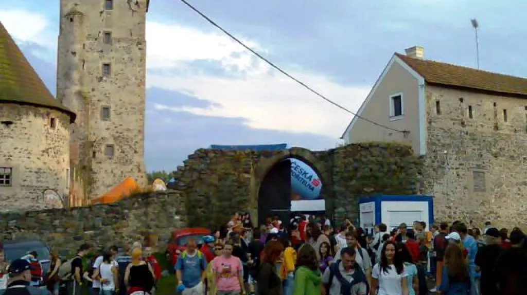Lidé opouštějí hrad Švihov