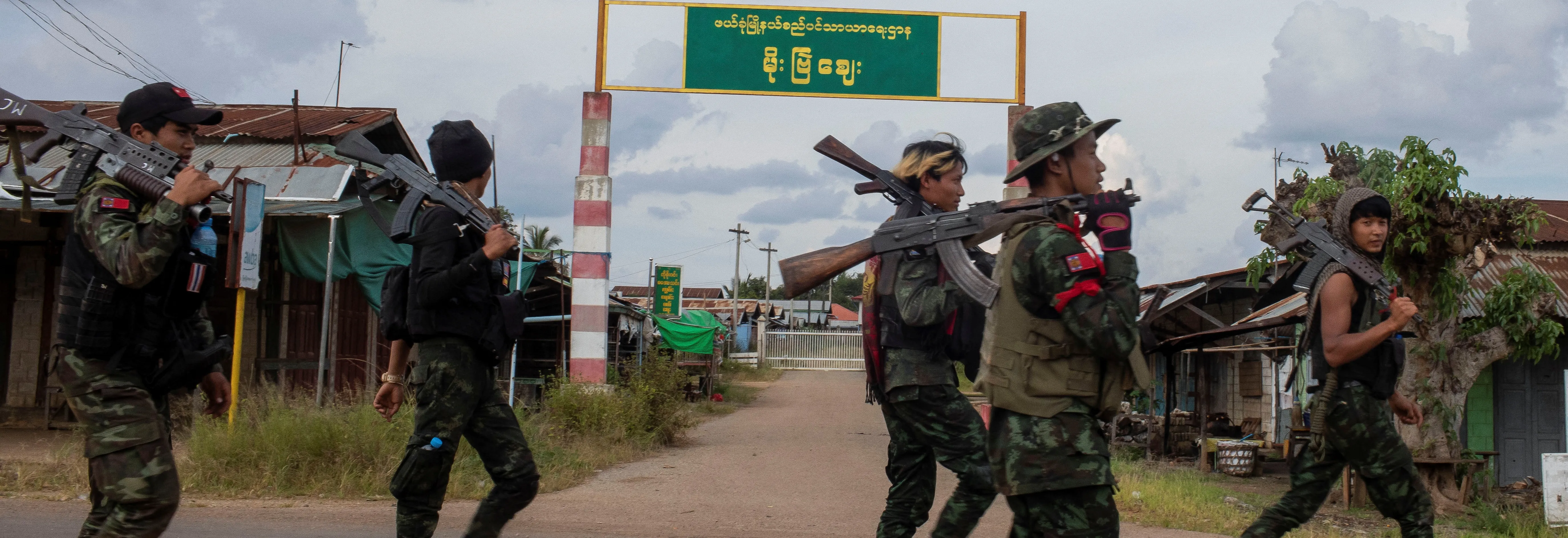 Vojenská junta v Myanmaru brutálně zabíjí zajaté povstalce. Svědci popisují upalování