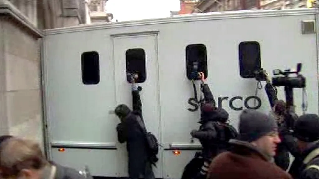 Julian Assange přijíždí k londýnskému soudu