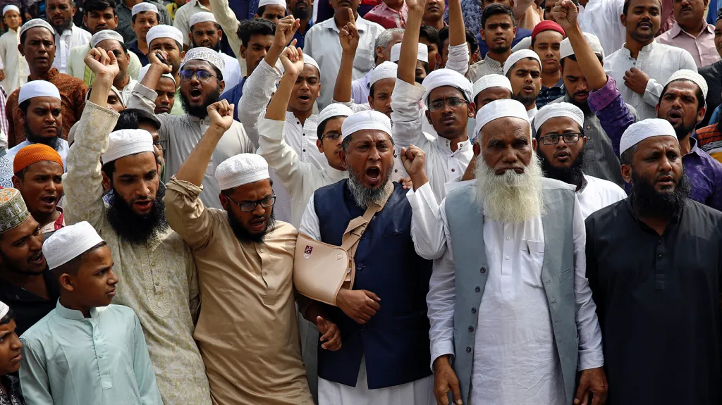 Muslimové před národní mešitou Baitul Mukarram v Dháce odsuzují teroristický čin v novozélandském městě Christchurch