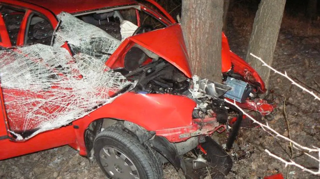 Auto po nárazu do stromu