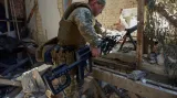 Ukrajinský voják zaujímá pozici s protipancéřovou puškou v troskách města Marjinka v Doněcké oblasti