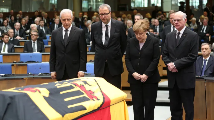 K rakvi se přišli poklonit (zleva) Stanislaw Tillich, Andreas Vosskuhle, Angela Merkelová a Norbert Lammert.