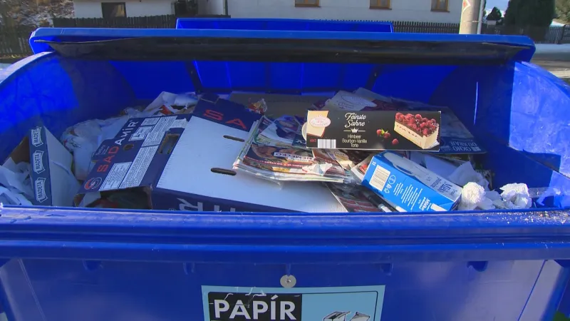 ▷ Kontejnery na papír jsou plné použitých krabic z e-shopů — ČT24 — Česká televize