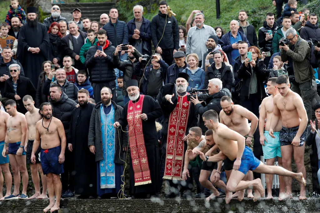 Pravoslavný kněz hází kříž do řeky Ribnice v Podgorici