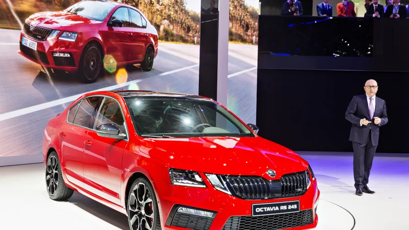 Šéf automobilky Škoda Auto Bernhard Maier představuje vůz Škoda Octavia RS 245