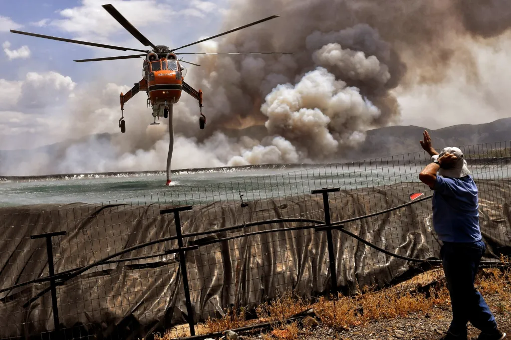Speciální hasičský vrtulník zasahuje během lesních požárů kousek od vesnice Spathovoun u starověkého řeckého města Korint