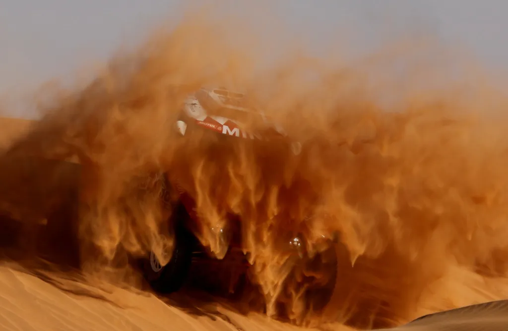 Jako přistání na Marsu vypadá skok jezdce Stéphana Peterhansela a Paula Fiuzy během letošního závodu dakarské rallye v Saúdské Arábii