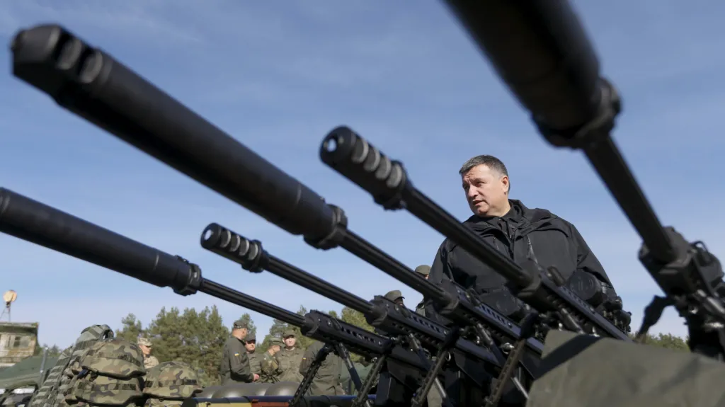 Ukrajinský ministr obrany Arsen Avakov na vojenském cvičení nedaleko Kyjeva