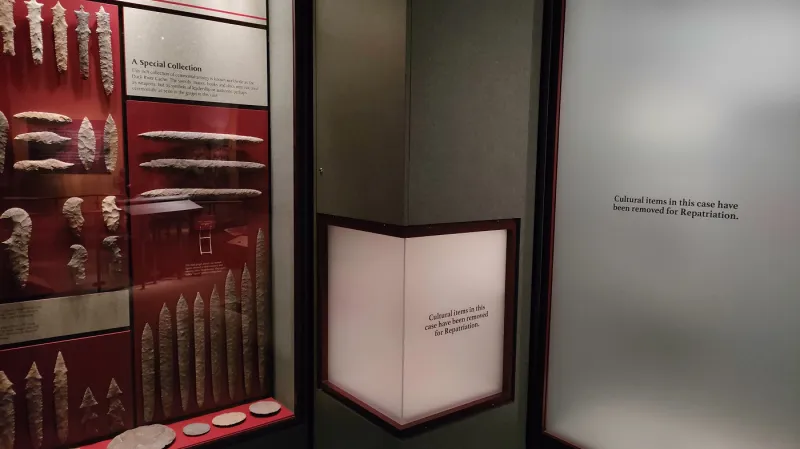 Vitríny věnované indiánským kmenům v McClungově muzeu