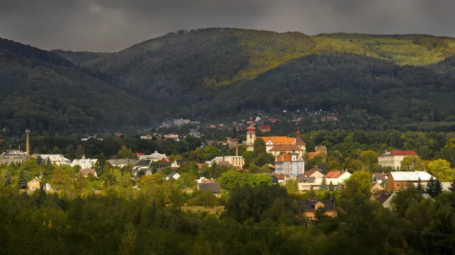 Severočeským obcím však svitlo na lepší časy. Dostalo se jim legislativních záruk o tom, že má cenu zde znovu stavět, opravovat domy či rekonstruovat infrastrukturu. Že má cenu tady žít.