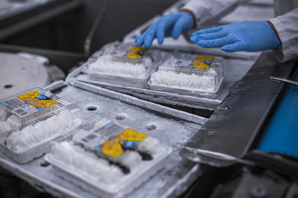Výrobci mají povinnost garantovat minimální trvanlivost potraviny, která je dvouletá. V laboratoři se ale tento mražený výrobek skladuje ještě o rok déle z důvodů případného dodatečného testování