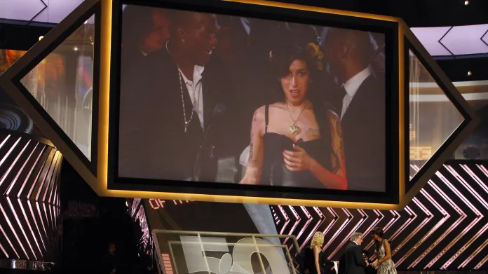 Amy Winehouseová se k cenám Grammy připojila přes satelit (2008)