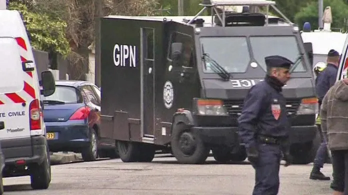 Francouzská policie před domem Mohammeda Meraha