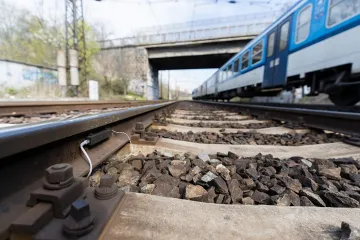 Chytrá technologie upozorní na nebezpečí železniční nehody. Výzkumníci testovali senzory na nádraží v Brně