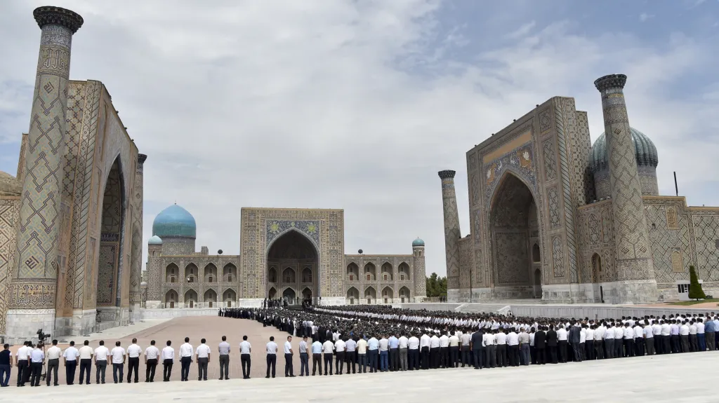 Shromáždění lidí při pohřbu uzbeckého prezidenta v Samarkandu