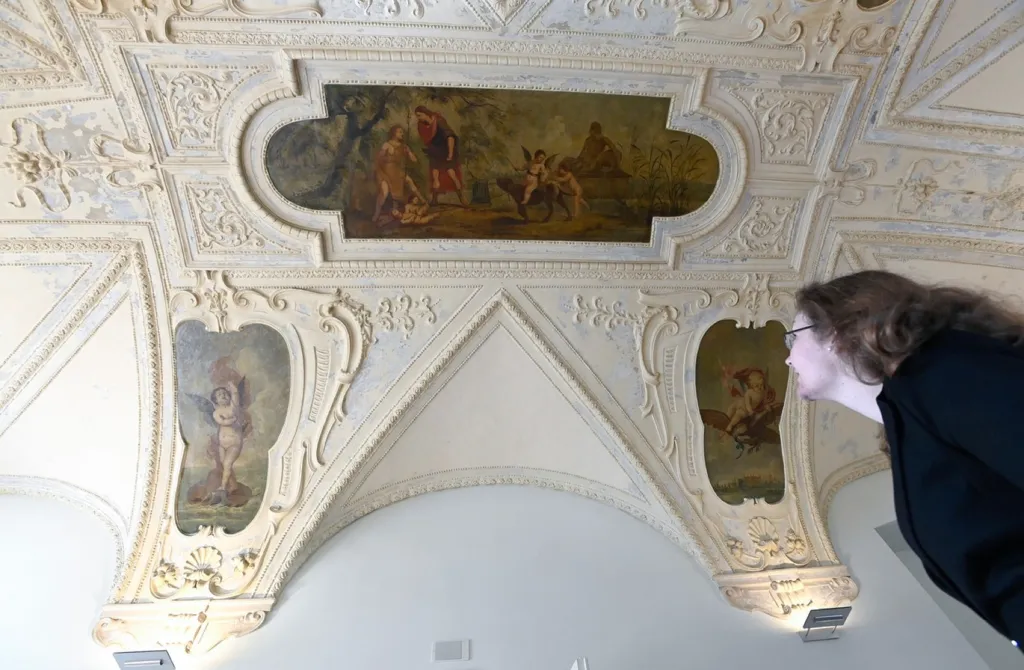 Na zámku Holešov zahájili výstavu nástropních maleb