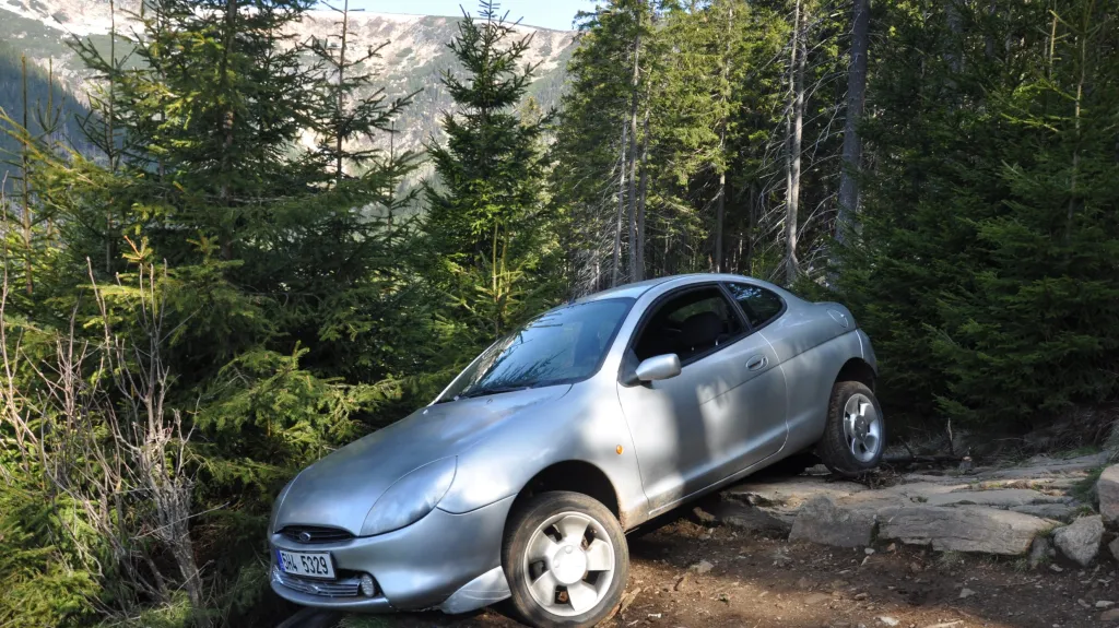 Hasiči automobil vytáhli zpět na cestu za pomoci kladky