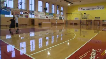 Méně peněz dostanou i sportovní zařízení