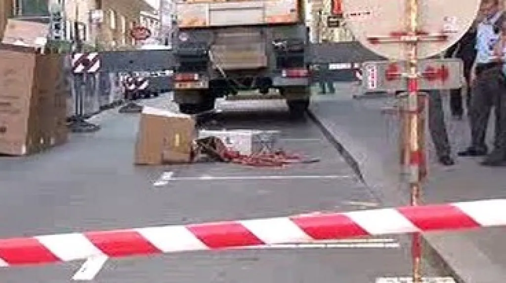 Z jeřábu spadlý náklad