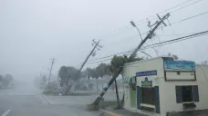 Silné poryvy větru porazily ve floridském Fort Myers sloupy elektrického vedení