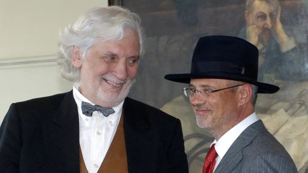 Petr Hapka a Michal Horáček v pražské kavárně Slavia, 2006