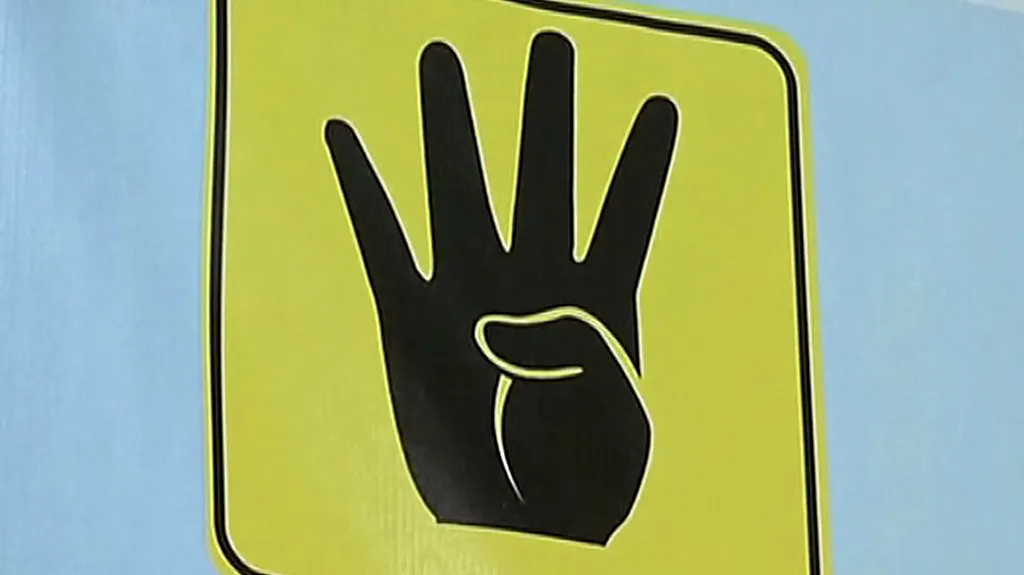 Čtyři prsty - symbol protestujících stoupenců Muslimského bratrstva