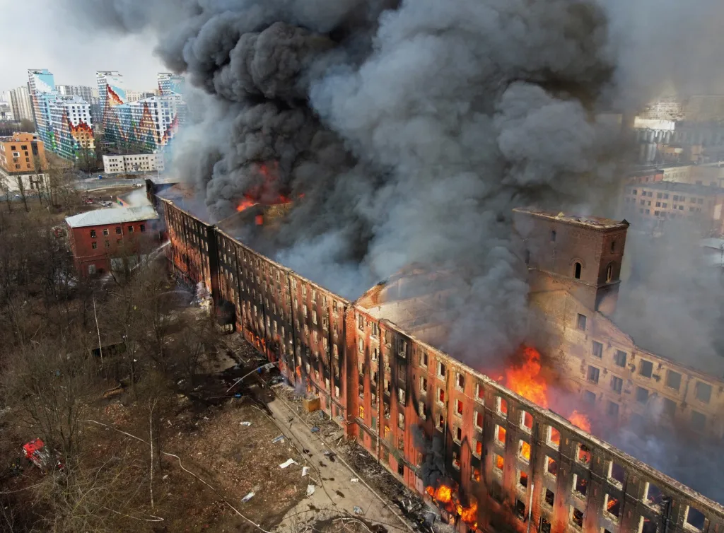 Obří požár textilního závodu v ruském Petrohradě zachvátil plochu kolem deseti tisíc metrů čtvrečních. Hasiči s ohněm bojovali téměř tři dny