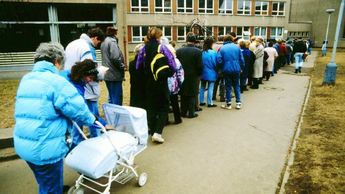 Zájemci o registraci kupónových knížek před jedním z pražských registračních středisek.