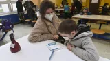 Žák prvního stupně Fakultní základní školy Mezi školami v Praze v doprovodu rodiče čeká na výsledek antigenního testu