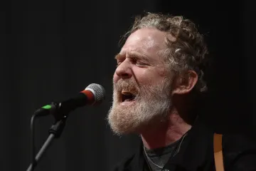 Při dopravní nehodě zemřel irský zpěvák Glen Hansard