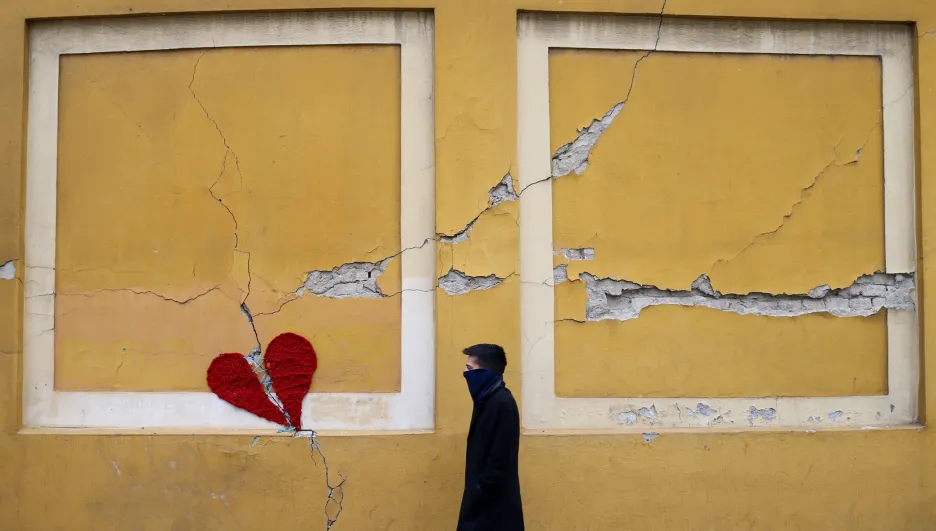 Muž prochází kolem zdi v chorvatském Záhřebu, kterou ozdobila srdcem místní designérka. Srdce, které je rozdělené prasklinou ve zdi, má symbolizovat rozdělení rodin a přátel, kteří se nyní kvůli pandemii nemohou navštěvovat
