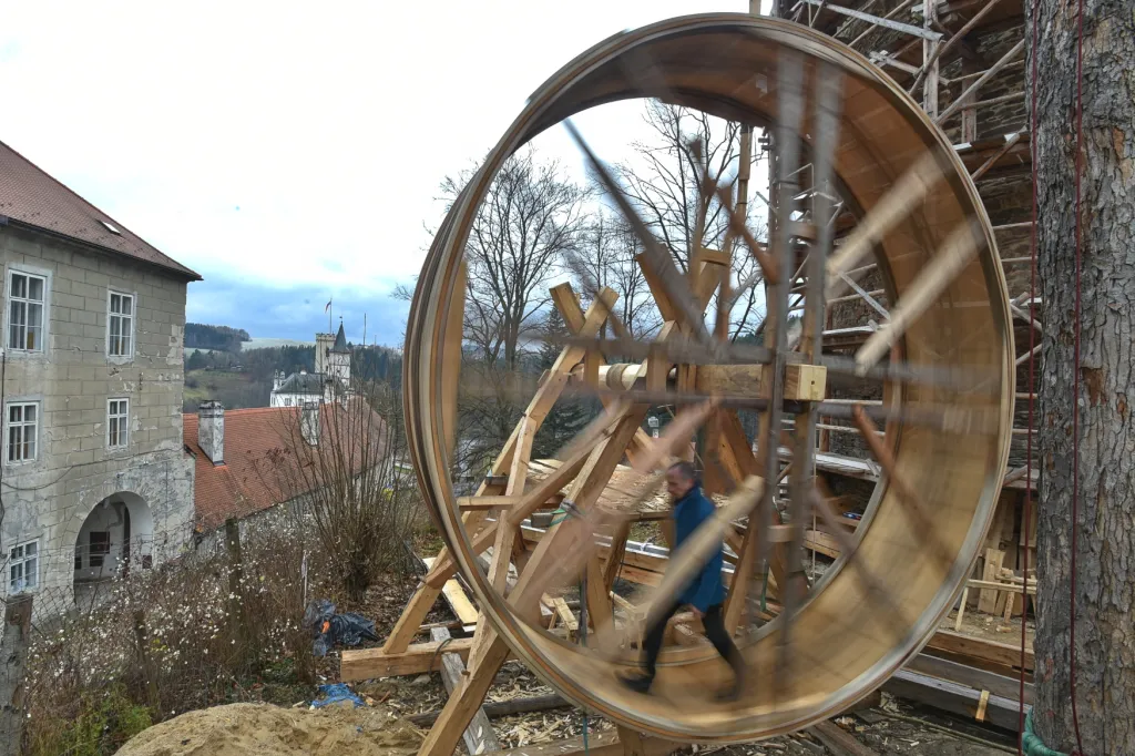 Kolo středověkého jeřábu na lidský pohon před jeho instalací na vrcholu věže Jakobínka