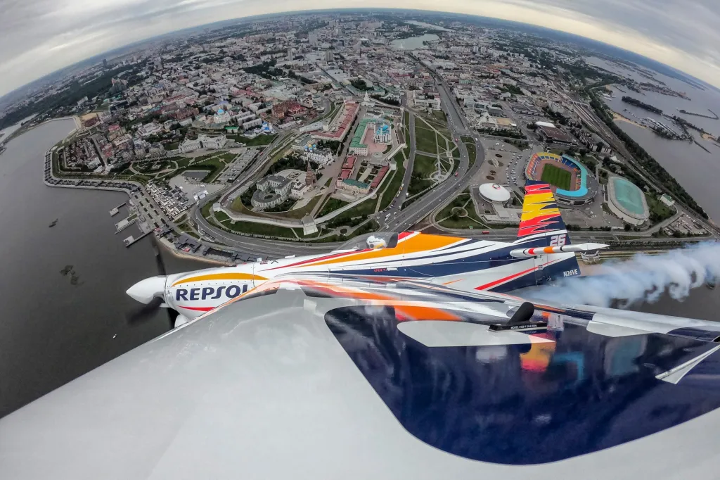 Pohled z kamery umístěné na křídle letadla během závodu Red Bull Air Race.