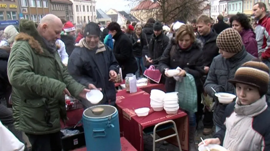Kuchaři připravili 300 litrů polévky