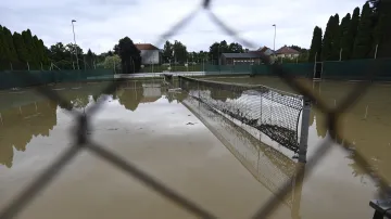 Tenisový kurt zaplavený po bouřce se silným deštěm v Sazovicích ve Zlínském kraji