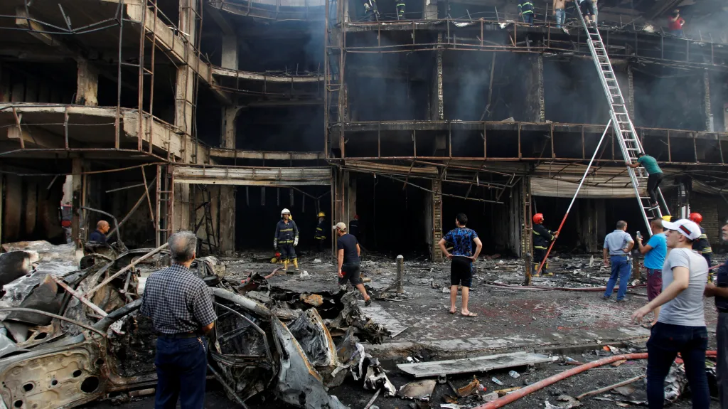 Místo výbuchu v bagdádské nákupní čtvrti Karrada