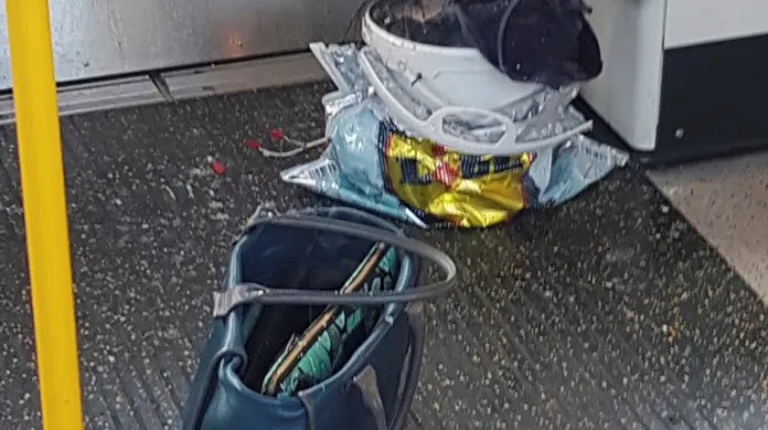 V metru zřejmě explodoval obsah kbelíku