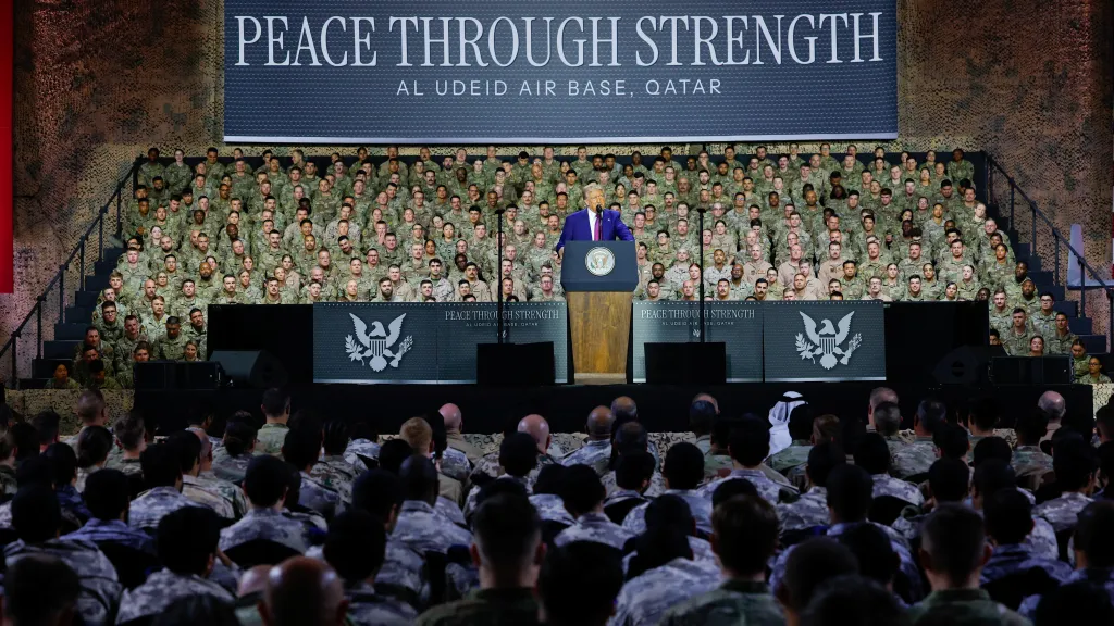 Prezident USA Donald Trump během návštěvy letecké základny v Kataru v květnu 2025