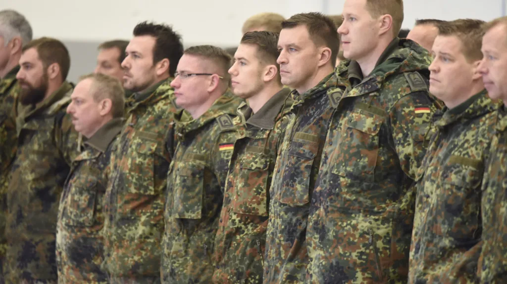 Němečtí vojáci při nástupu